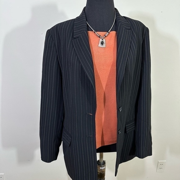 Laura Scott sz 12 blazer black pin stripe. Two button   Front pockets - Picture 3 of 14
